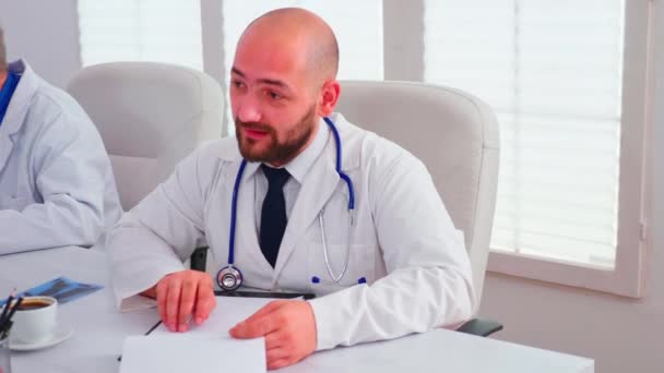 Крупный план врача, проверяющего записи в буфер обмена — стоковое видео