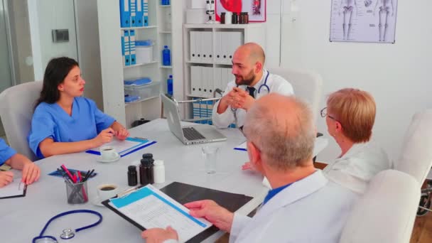 Equipo de médicos teniendo sesión de lluvia de ideas — Vídeo de stock