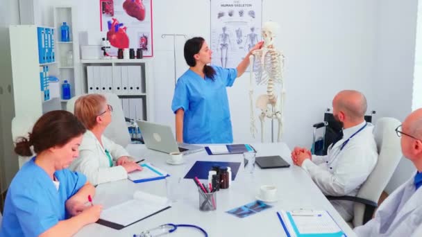 Enfermera dando presentación usando modelo de esqueleto — Vídeos de Stock