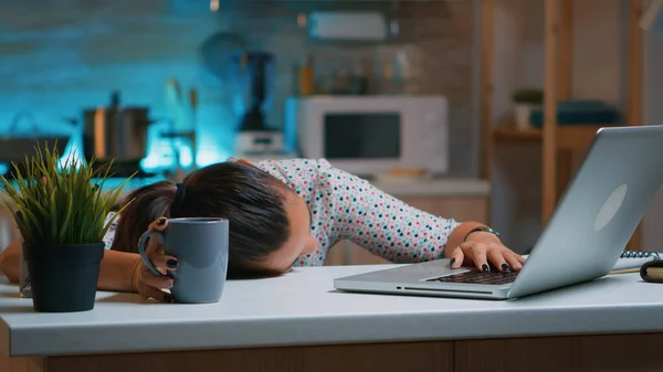 夜に働く女は机の上で眠り — ストック写真