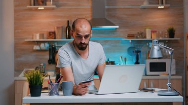 Serbest İşlemci kredi kartı kullanarak işlem yapıyor