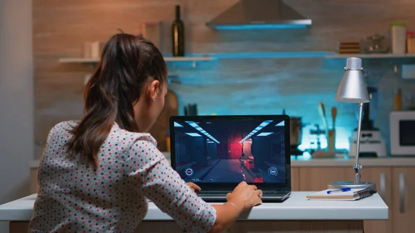 Gamer jogar jogo profissional no laptop em casa — Fotografia de Stock