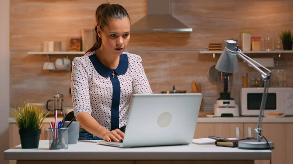 Ділова жінка працює з дому за допомогою ноутбука — стокове фото