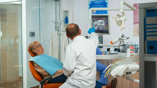 Médico de odontologia pedindo radiografia dentária — Fotografia de Stock