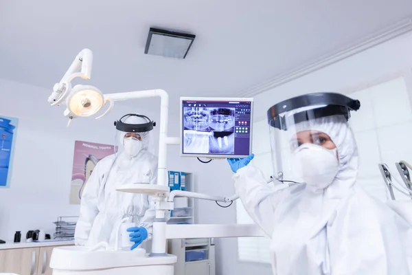 Paciente pov de dentista con escudo facial explicando rayos X dentales — Foto de Stock