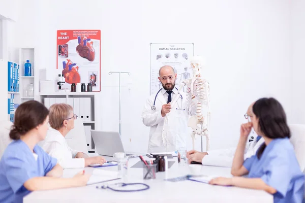 Expert radioloog demonstreert op skelet — Stockfoto