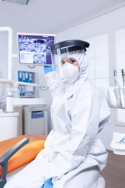 Pov de paciente escuchar dentista hablando de dientes hygine — Foto de Stock