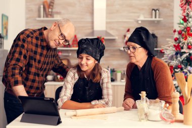 Noel günü tatlı tarifini önlük giyerek izlemek.