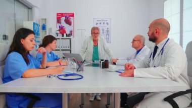 Brifing sırasında tıp uzmanlarını dinleyen hemşireler