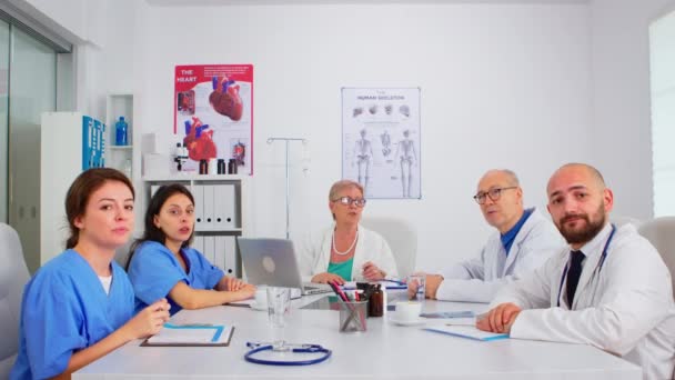 Группа врачей-специалистов проводит видеоконференцию — стоковое видео
