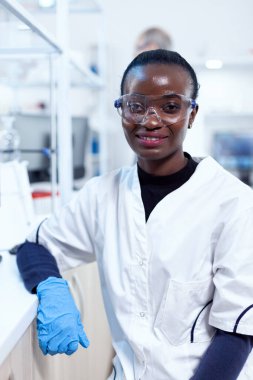 Tıbbi laboratuvarda koruyucu gözlük takan Afrikalı bilim adamı