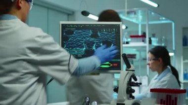 Virüs evrimi konusunda endişelenen kimyagerler laboratuvarda çalışıyor.