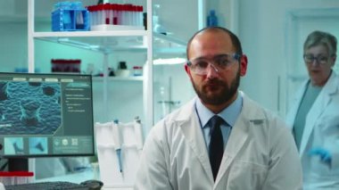 Kameraya bakan bitkin kimyagerin portresi