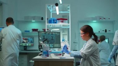 Tıbbi laboratuvar çalışanı, virüs testi yapan kan serumunu analiz ediyor.