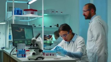 Geceleri kan örneklerini inceleyen kimyagerler.