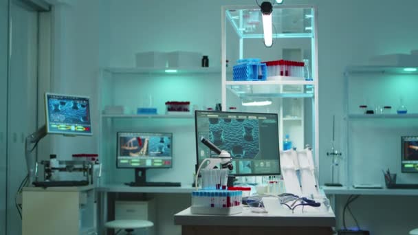 Interiör i modern vetenskap laboratorium med inga människor på natten — Stockvideo