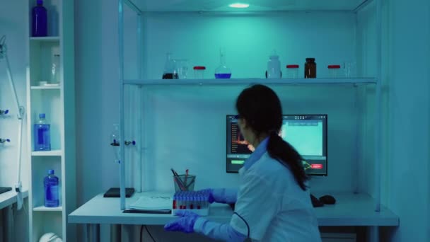 Химик объясняет разработку вакцины медсестре — стоковое видео