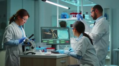 Doktorlar DNA mutasyonunu inceliyor.