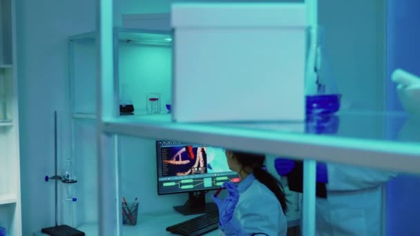 Scientists coworkers working in chemical equipped laboratory — Vídeos de Stock