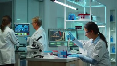 Bilim kadını deney tüpü için sıvı pipet