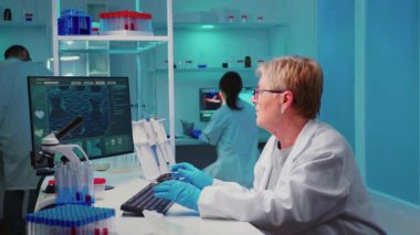 Kıdemli biyokimyacı aşıdaki değişiklikleri bilgisayarda yazıyor.