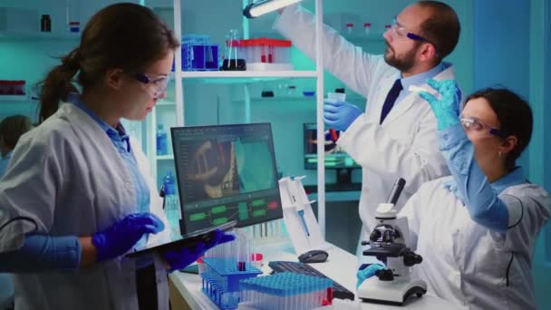 Kimya laboratuvarında çalışan pozitif bilim adamlarından oluşan bir ekip. — Stok video