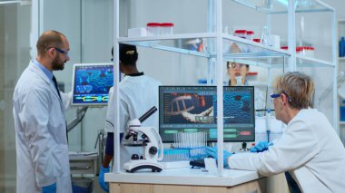 Çok ırklı ekip yeni bir aşı geliştirmeye çalışıyor.