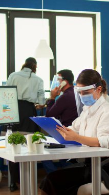 Yeni normal ofisteki takım çalışanları mali strateji oluşturuyorlar