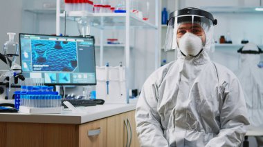 Kameraya gülümseyen deneyimli bir bilim adamının portresi.