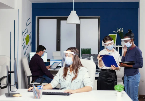 African and caucasian coworkers cooperating at workplace — Stock Photo, Image