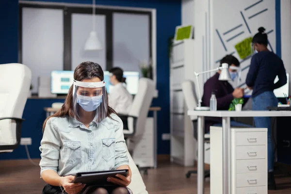 Женщина-предприниматель в защитной маске от пандемии ковид-19 — стоковое фото