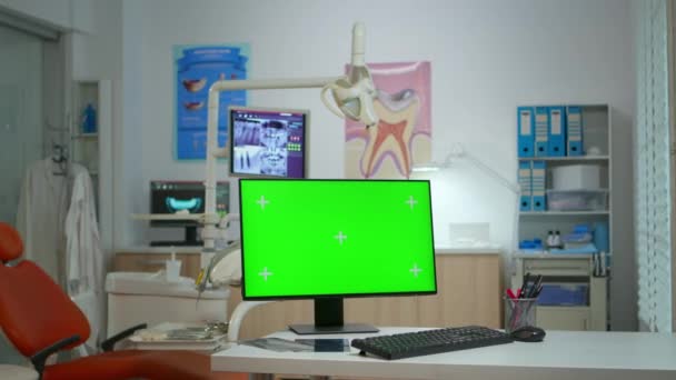 Computer mit grünem Bildschirm in der Stomatologischen Klinik — Stockvideo