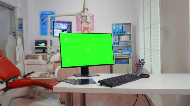 Υπολογιστής με χρωματικό κλειδί pc επιφάνεια εργασίας τοποθετείται μπροστά από την κάμερα — Αρχείο Βίντεο