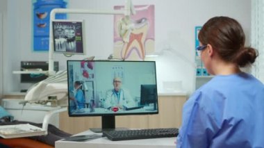 Hemşire kıdemli dişçiyle görüşmeyi tartışıyor.