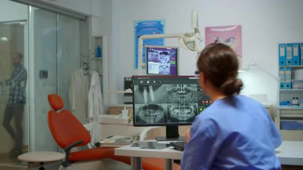 Stomatologická sestra zve pacienta do stomatologické místnosti — Stock video