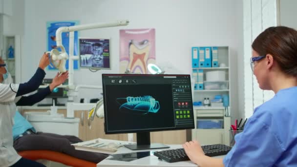 Perawat yang bekerja di digital dental fingerprint pasien — Stok Video