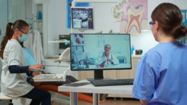Uzman stomatoloji doktoruyla görüntülü görüşme.
