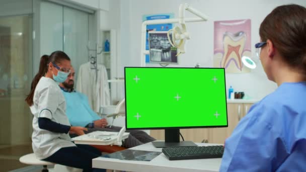 Stomatologe Krankenschwester schaut auf Green-Screen-Tablet — Stockvideo