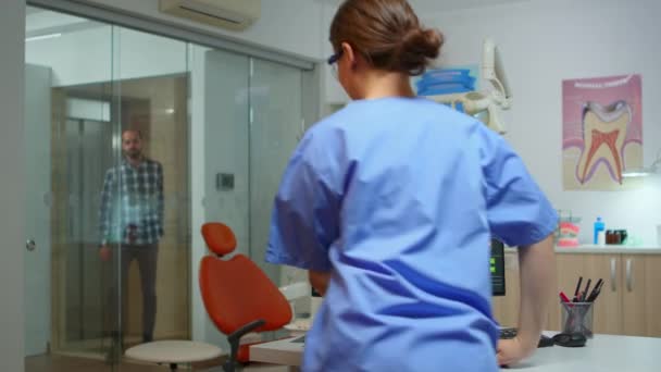 Sjuksköterska skriva på dator med digital röntgen — Stockvideo