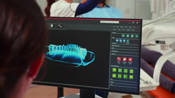 Enfermera estomatóloga mirando huellas dentales digitales en la computadora — Vídeos de Stock