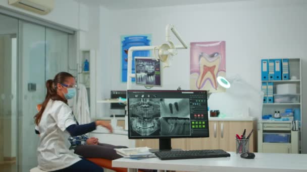 Zubařský tým pracující společně na moderní stomatologické klinice — Stock video