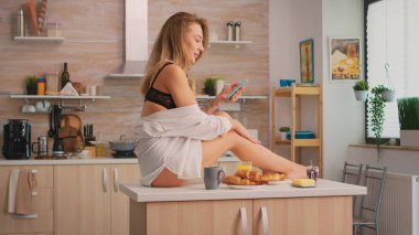 Cep telefonu kullanmak ve meyve suyu içmek.