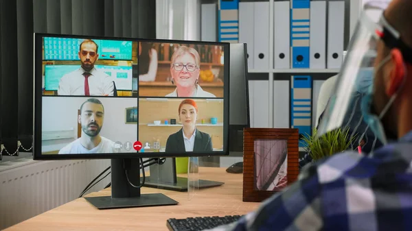 Hombre de negocios discapacitado con máscara hablando en línea con sus colegas — Foto de Stock