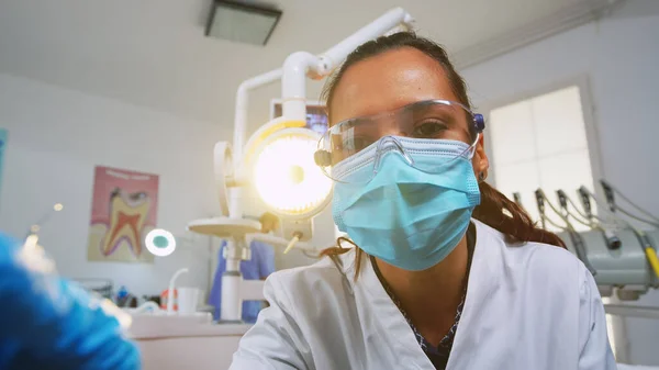 Пациент посещает стоматологическую клинику для проведения операции — стоковое фото