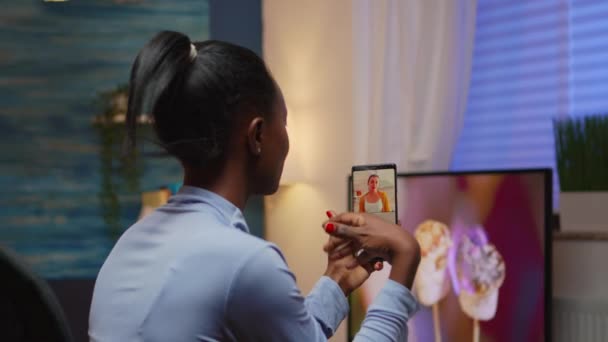 Черная женщина удаленный предприниматель проводит видеоконференцию с друзьями — стоковое видео