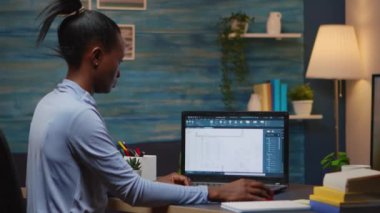 Afrikalı serbest yazar dijital mavi baskı kontrol projesini analiz ediyor