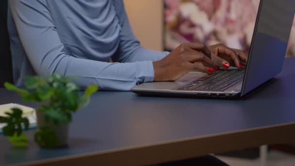 Крупним планом африканська жінка набирає ноутбук — стокове відео