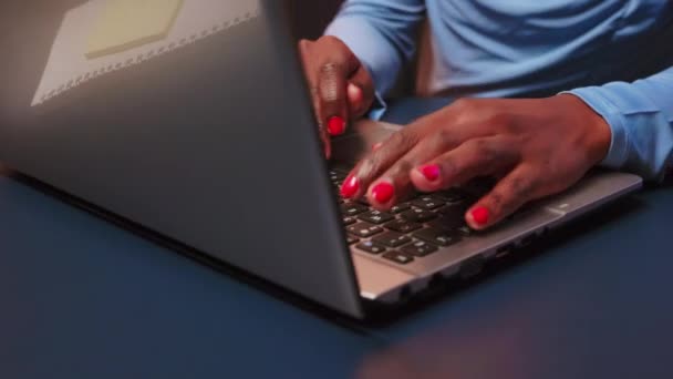 Primo piano di donna nera che digita su tastiera di computer portatile — Video Stock