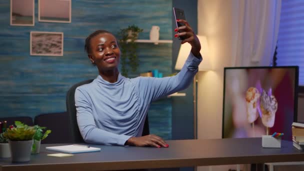 Afrykańska kobieta robi selfie za pomocą smartfona — Wideo stockowe