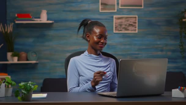Tersenyum african american freelancer mendengarkan musik di laptop — Stok Video